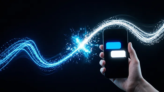 Une personne utilisant un laptop dans une pièce sombre, avec une icône représentant un hacker et un cadenas affichés à l'écran, illustrant une menace de cybersécurité.